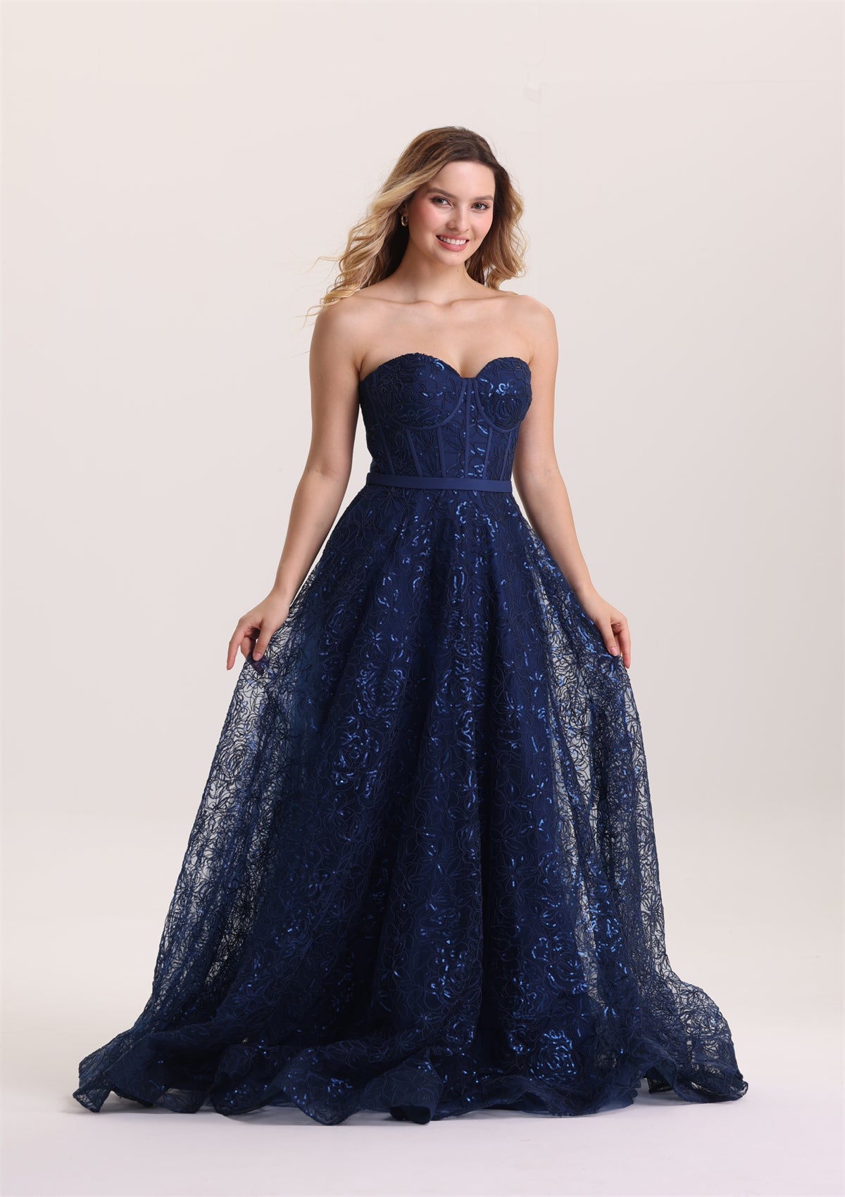 Elegant Sweetheart Sequin Appliques Tulle Evening Dress